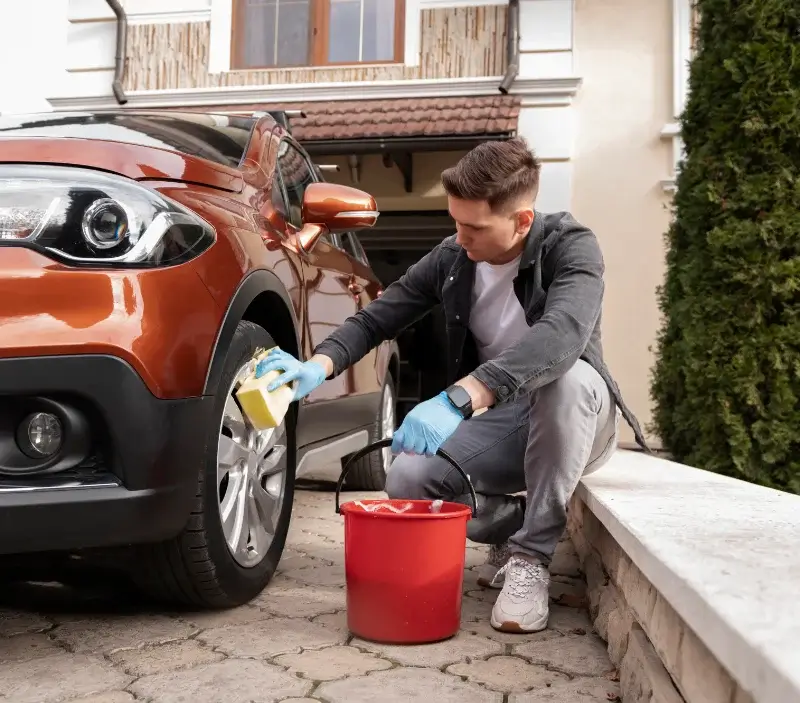 Lavage auto à domicile La Teste-de-Buch : professionnel intervenant sur un véhicule